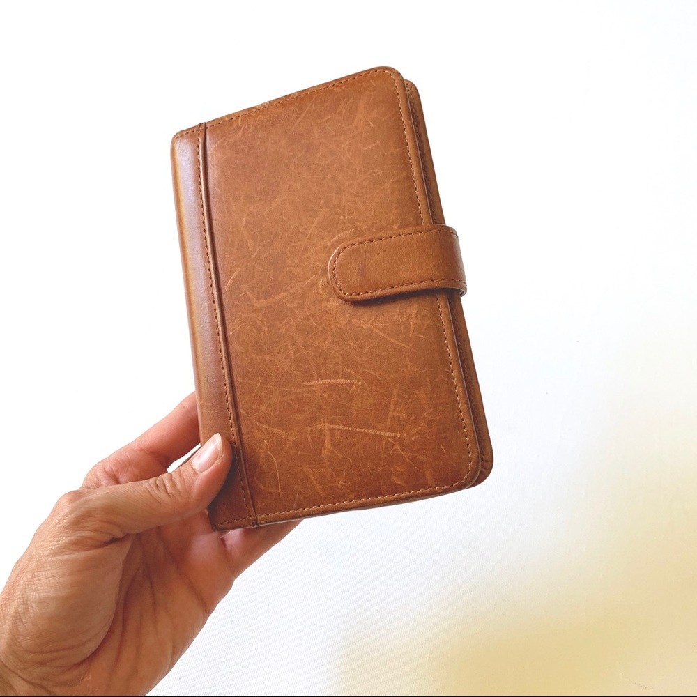 Wilson’s Leather handheld binder wallet